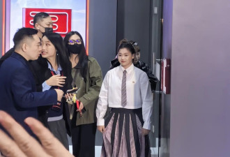 全红婵出席活动 白衬衫配百褶裙 满脸福相