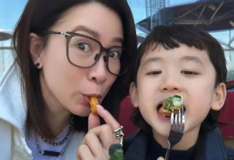 佘诗曼带干儿子吃披萨！为讨好Jaco给他买玩具，单身无子已留遗嘱