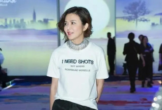 63岁关之琳罕见走T台,穿白t恤+阔腿裤+微卷短发