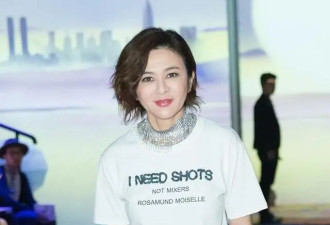63岁关之琳罕见走T台,穿白t恤+阔腿裤+微卷短发