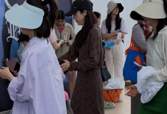 董璇把“优雅妩媚”焊在身上! 蓝旗袍+珍珠耳环，40+姐姐太戳人