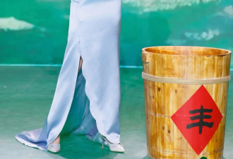 董璇把“优雅妩媚”焊在身上! 蓝旗袍+珍珠耳环，40+姐姐太戳人