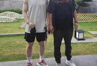 黄晓明没想到 跟粉丝合个影就被扒个底儿朝天