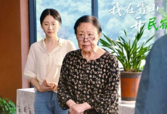 斯琴高娃学刘晓庆？金黄发色大红唇，开始拍短剧，因国籍引发争议