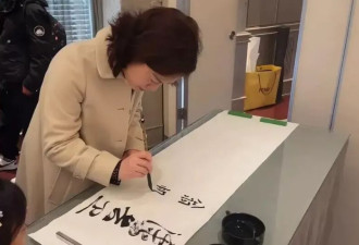 49岁翁帆现身香港,穿白大衣换新发型笑容娇羞,显得年轻了许多