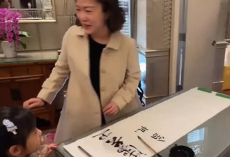 49岁翁帆现身香港,穿白大衣换新发型笑容娇羞,显得年轻了许多
