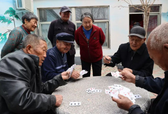 城市化进程中的农村老人，应当靠什么度过晚年？