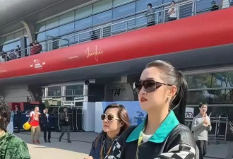 关晓彤现身F1大赛气场全开，修身机车服搭配长筒靴