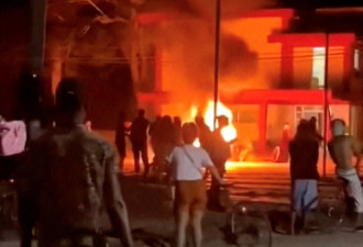 古巴爆发反政府示威 民众洗劫执政党大楼