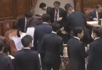 高市早苗9小时会议后无法起身 面色苍白惊动幕僚