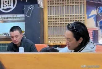 朱丹周一围街头牵手送娃上学，当年“缺席丈夫”争议再起波澜，真实婚姻藏在柴米油盐里