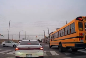 宾顿车辆闯红灯直击校车，车头直接撞进校车底盘！