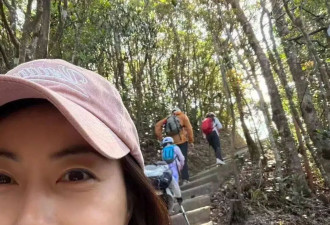 霍启刚一家五口爬山，3个孩子全程自己背包不娇气