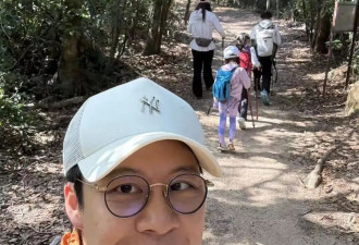 霍启刚一家五口爬山，3个孩子全程自己背包不娇气