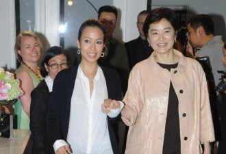 林青霞继女携三子亮相，未婚生育太潇洒