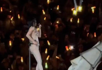 蔡依林演唱会出意外，她因道具故障差点被甩出去，现场视频曝光