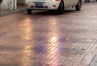 男子在游泳馆溺亡 家属质疑落水十余分钟无人救援