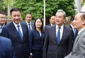 王毅：个别大国动辄诉诸武力 对世界形成严重冲击