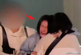 小S这是怎么了？在街头崩溃嚎啕大哭，趴在助理身上站不起来