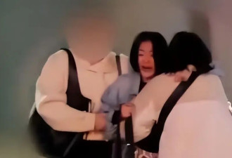 小S这是怎么了？在街头崩溃嚎啕大哭，趴在助理身上站不起来