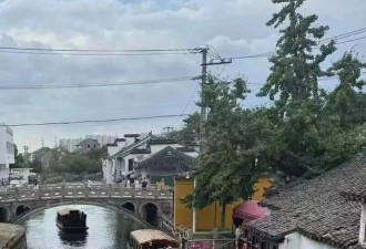 “作者哪里都好，就是在大事上容易屁股歪”