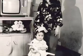 70年代初王菲幼年照片，家中环境很优越