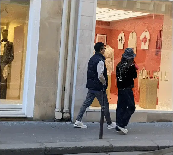 刘强东章泽天现身巴黎街头，身边无保镖助理随行，状态十分松弛