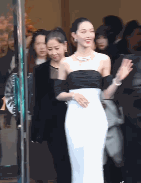 章子怡和唐嫣同框，才发现人到中年，幸不幸福都在脸上