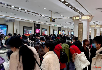 金价大跌!金饰柜台前围满顾客,众多投资客"抄底"