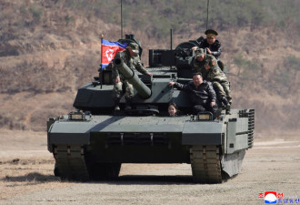 金正恩带女儿 坐坦克车笑开怀
