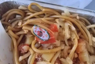 飞机餐里吃出一个贴纸，投诉后千元赔偿变“封口费”