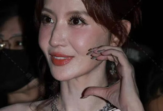 45岁张萌脸崩了，下巴坑坑洼洼后遗症明显