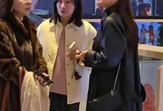 状态能好到这种程度 张艺谋44岁老婆现身