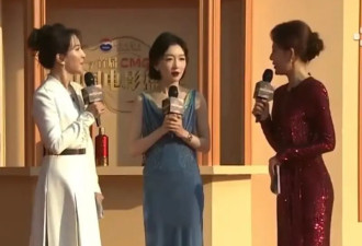 周冬雨深V蓝色丝绒露背长裙亮相电影盛典红毯