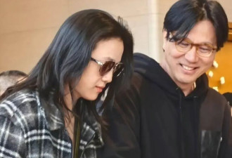 46岁汤唯与丈夫逛街被疑怀二胎 跟倪妮捂嘴耳语