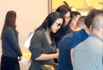 46岁汤唯与丈夫逛街被疑怀二胎 跟倪妮捂嘴耳语