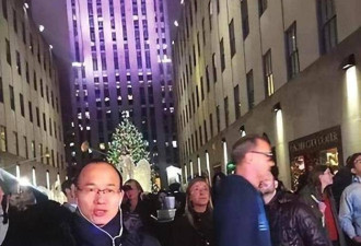 父亲是上海首富，母亲是知名主持，她却定居美国