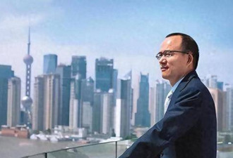 父亲是上海首富，母亲是知名主持，她却定居美国