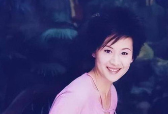 父亲是上海首富，母亲是知名主持，她却定居美国