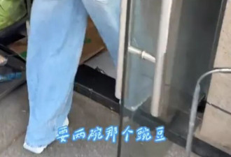 任重晒夫妻日常，和老婆孙骁骁坐路边小店吃面