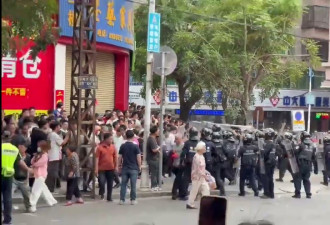 传殡葬设置引警民冲突 广东白发老妪掷石砸镇暴警