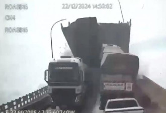 大桥坍塌惊悚瞬间曝光：汽车坠河 车手弹飞…