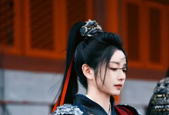 同样演女将军，对比着看更明显：田曦薇凌厉、白鹿英气、周也出乎意料？