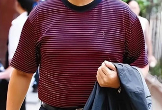 24次上春晚,65岁工作没了老到走路靠人搀扶,黄宏现在过得如何?
