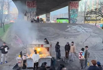 火了：英国桥洞下惊现中国烧烤摊 大排长队…