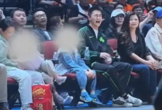 何猷君独自带娃看篮球比赛 一儿一女坐在身旁认真观赛