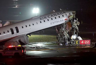 空管崩溃喊“我搞砸了”，空乘被抛出100米生还！