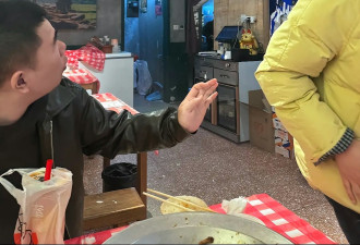 武汉一饭店天花板突然掉出人腿 食客惊慌急逃