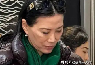 北京街头偶遇57岁邓文迪，纯素颜逛杂货铺