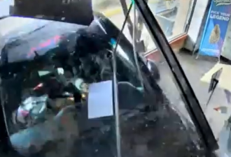 "暴躁"SUV油门当刹车，整车直冲进店铺！